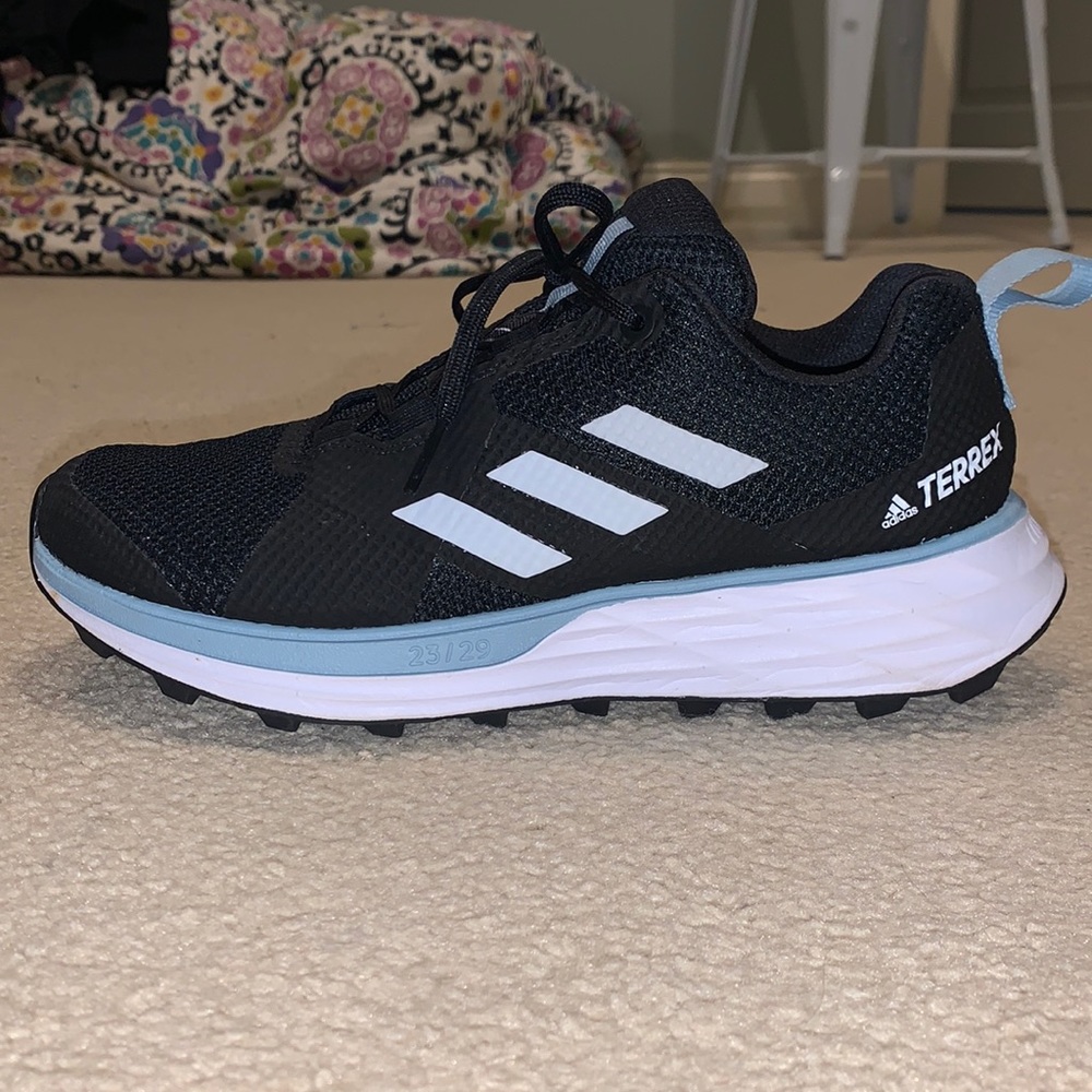 BRAND NEW Adidas tennishoes